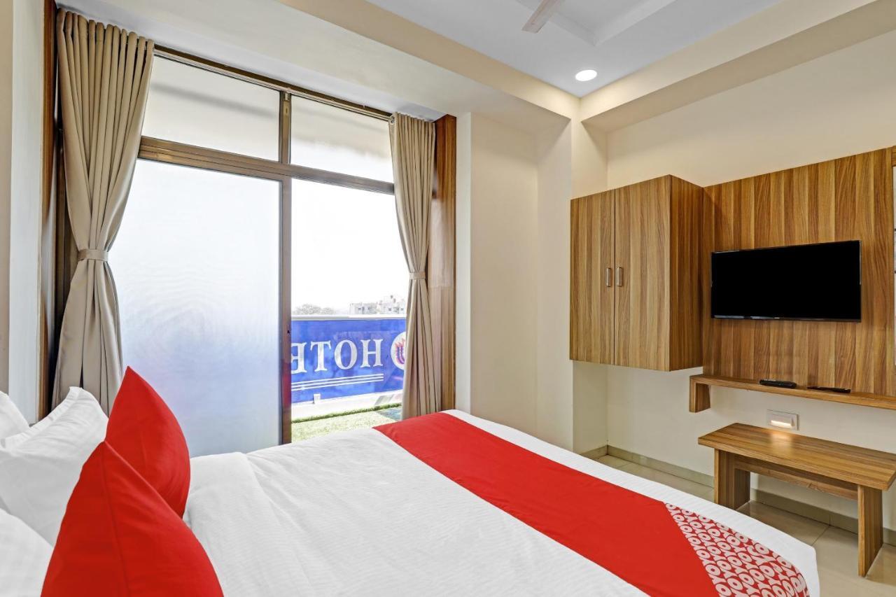 Oyo Flagship 86605 Hotel The Meriton Ahmedabad Exterior photo