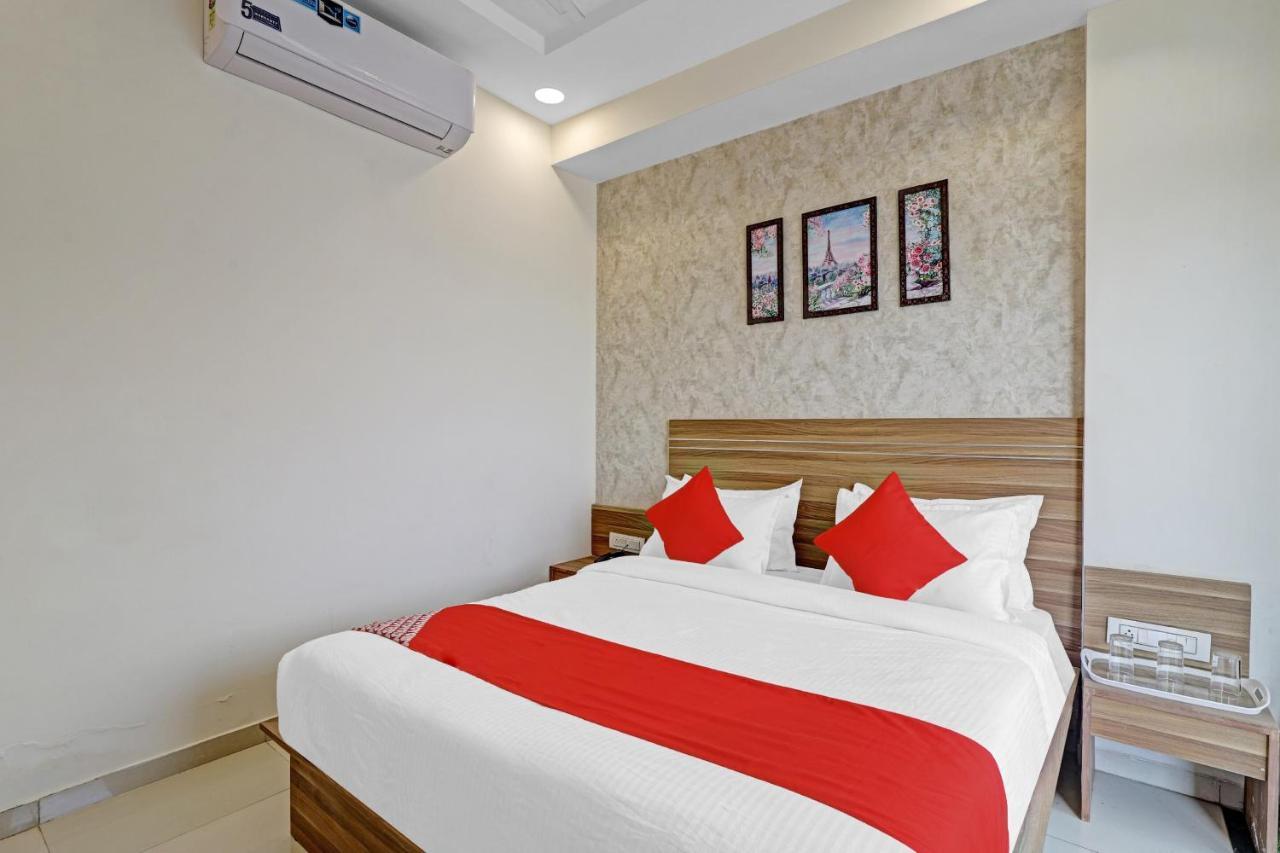 Oyo Flagship 86605 Hotel The Meriton Ahmedabad Exterior photo
