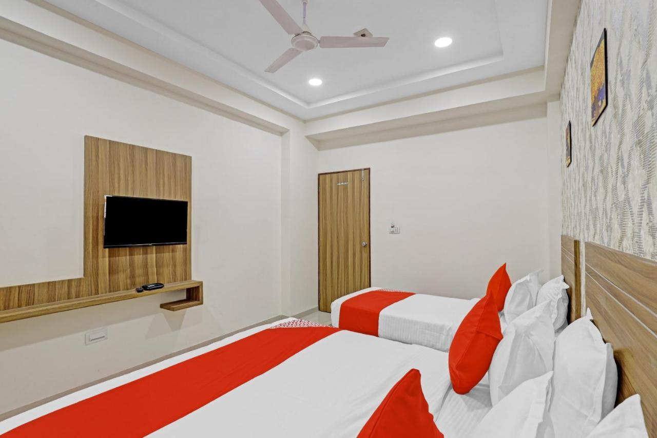 Oyo Flagship 86605 Hotel The Meriton Ahmedabad Exterior photo