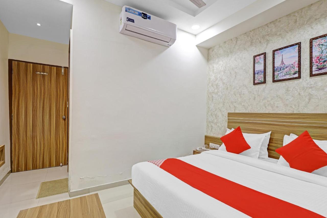 Oyo Flagship 86605 Hotel The Meriton Ahmedabad Exterior photo